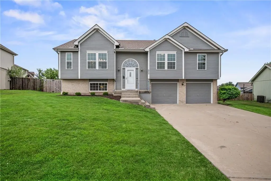 905 NW 112th TER, Kansas City, MO 64155