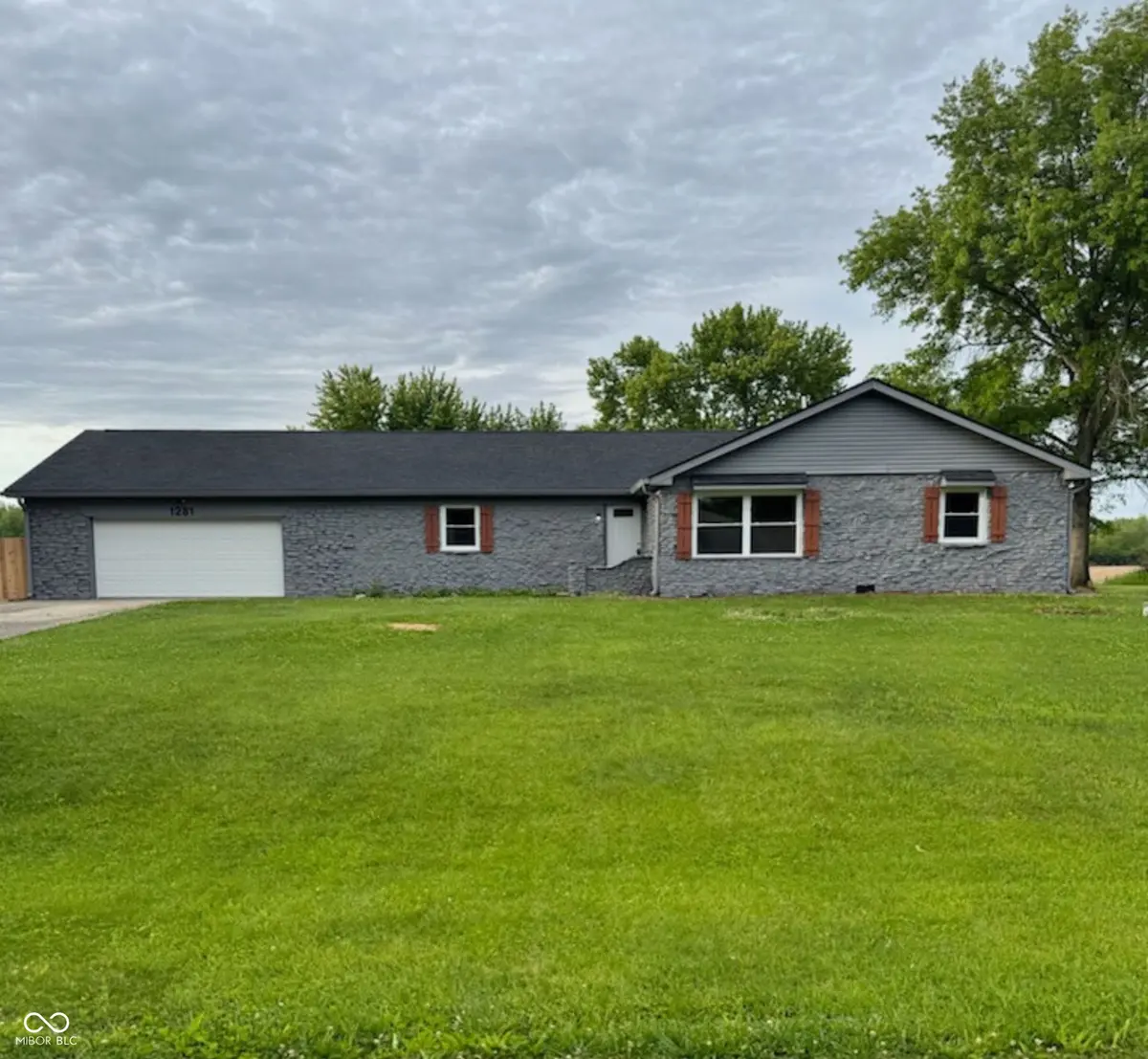 1281 Fox Trail DR E, New Palestine, IN 46163