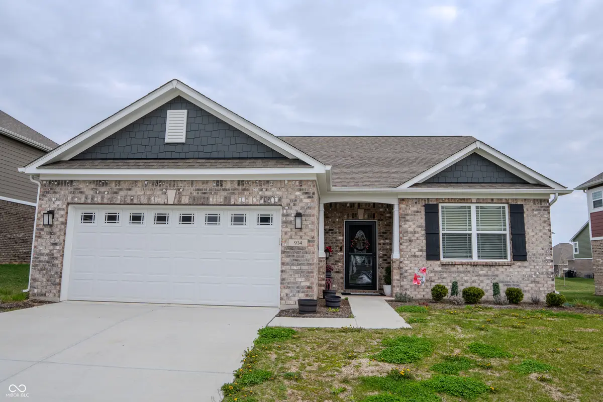 914 Ridge Rock LN, Bargersville, IN 46106