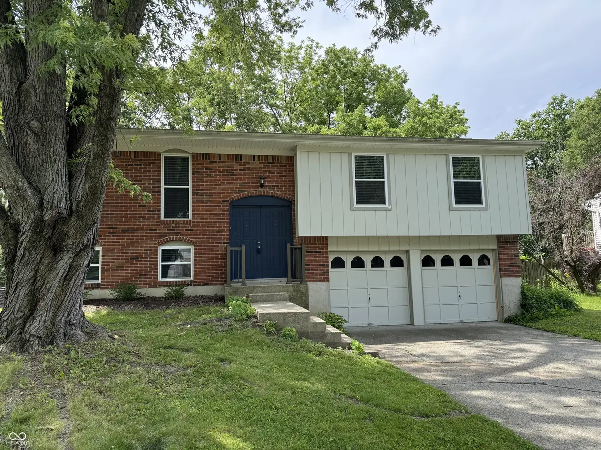 7717 Cambridge DR, Fishers, IN 46038