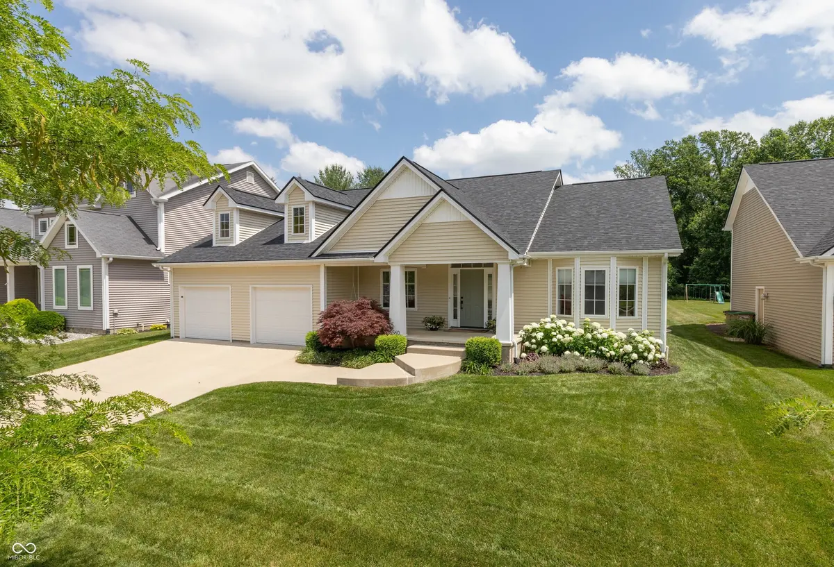 5560 Treeline DR, Columbus, IN 47201