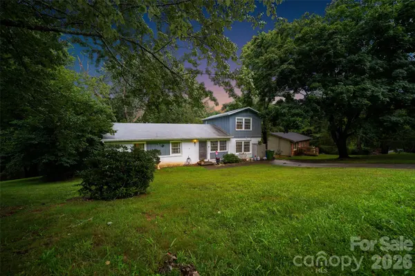 6 Hillview CIR, Asheville, NC 28805