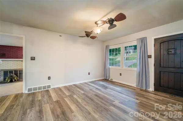 6 Hillview CIR, Asheville, NC 28805