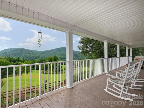 24 Nesbitts Olde Farm RD, Fairview, NC 28730