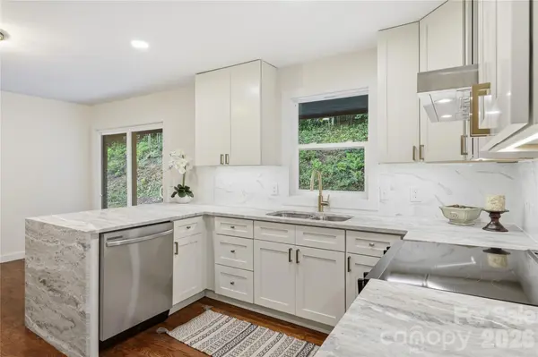 30 Top Of The Mountain RD, Hendersonville, NC 28739