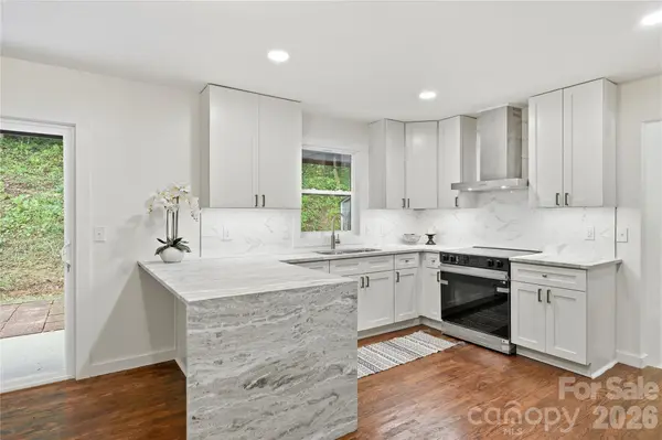 30 Top Of The Mountain RD, Hendersonville, NC 28739