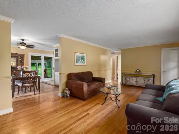112 Lyndale RD, Hendersonville, NC 28739