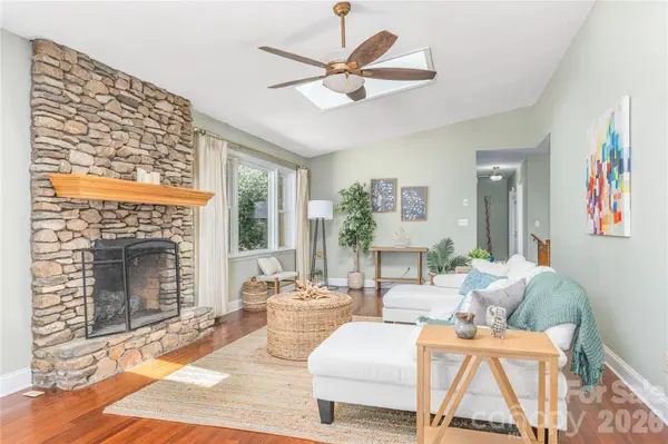 446 Deerhaven LN, Hendersonville, NC 28791