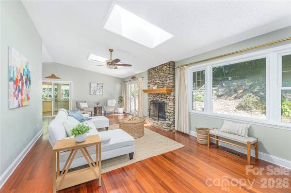 446 Deerhaven LN, Hendersonville, NC 28791