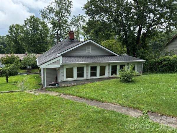 831/833 N Oak ST, Hendersonville, NC 28739