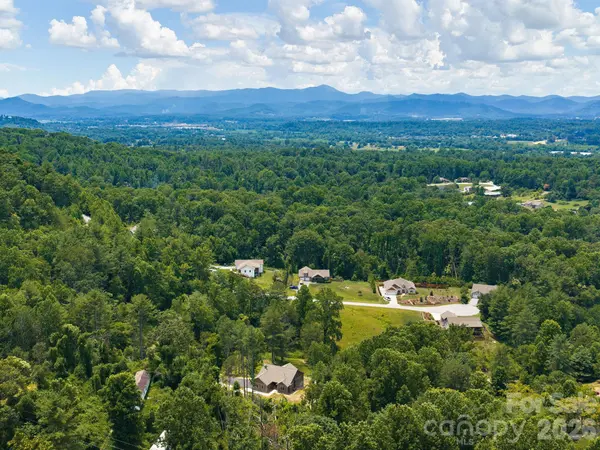 105 Sheila Wynne DR, Hendersonville, NC 28732