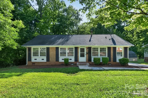 6820 Barrington DR,  Charlotte,  NC 28215