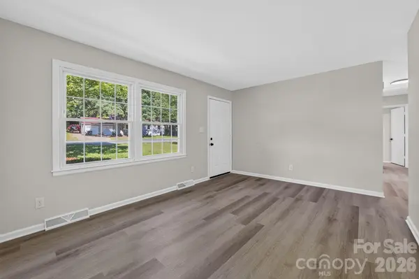 6820 Barrington DR, Charlotte, NC 28215