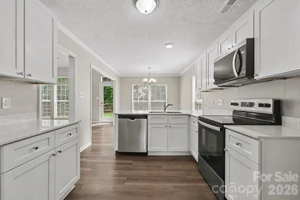 8401 Redstone View DR, Charlotte, NC 28269
