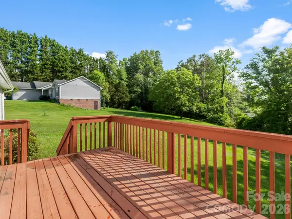 1 Strathmore DR, Arden, NC 28704
