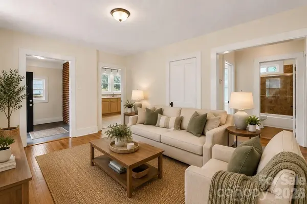 10 Enka Oak ST, Candler, NC 28715