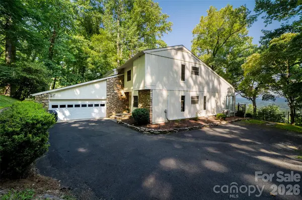 27 Walnut DR, Mills River, NC 28759