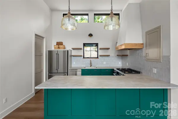 93 Village Pointe LN, Asheville, NC 28803