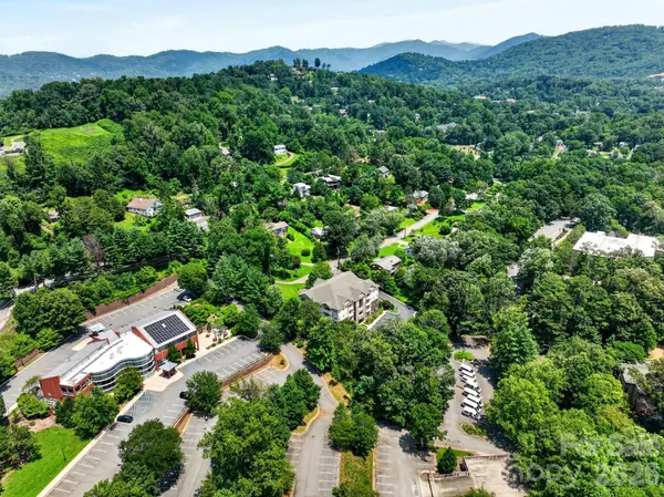 40 Hyannis DR #202, Asheville, NC 28804