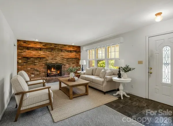 926 Toxaway CT, Hendersonville, NC 28791