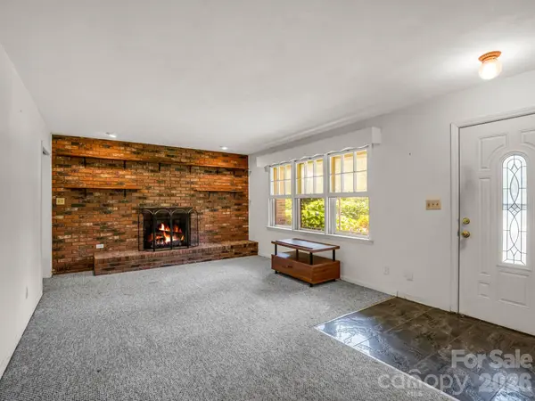 926 Toxaway CT, Hendersonville, NC 28791