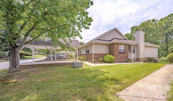 39 N Creekside CT, Hendersonville, NC 28791