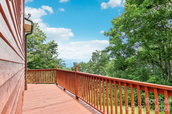 156 Simpson LN, Maggie Valley, NC 28751
