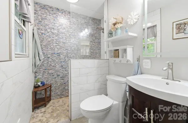 108 Arthur LN, Hendersonville, NC 28791