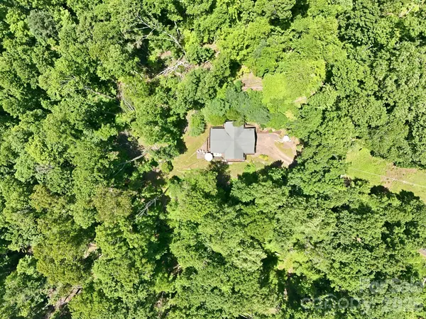 619 Leisure LN, Burnsville, NC 28714
