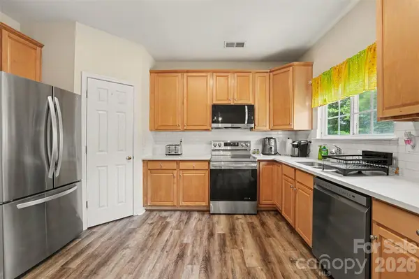 9866 Treeside LN, Matthews, NC 28105