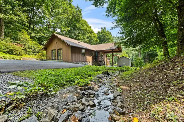 4 Timbersong DR, Weaverville, NC 28787