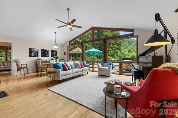 4 Timbersong DR, Weaverville, NC 28787