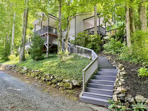 7 Higel LN, Maggie Valley, NC 28751