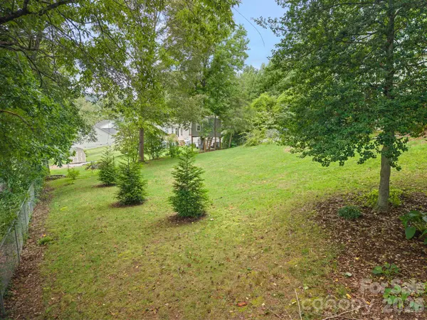 135 Plantation DR, Hendersonville, NC 28792