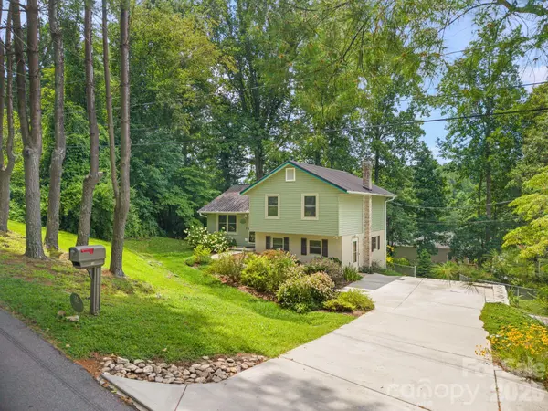 135 Plantation DR, Hendersonville, NC 28792