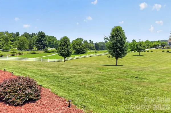 1174 Dale RD, Spruce Pine, NC 28777