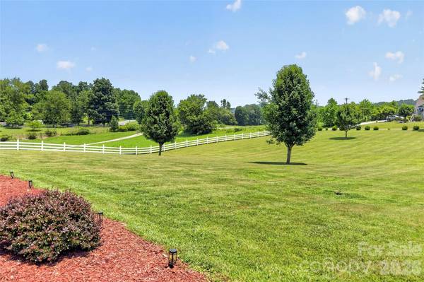 1174 Dale RD, Spruce Pine, NC 28777