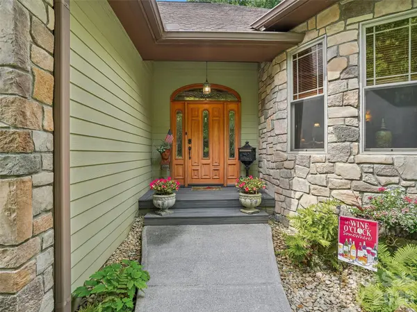 300 Pinnacle Peak LN, Flat Rock, NC 28731