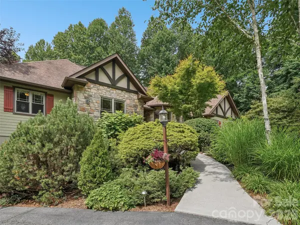 300 Pinnacle Peak LN, Flat Rock, NC 28731