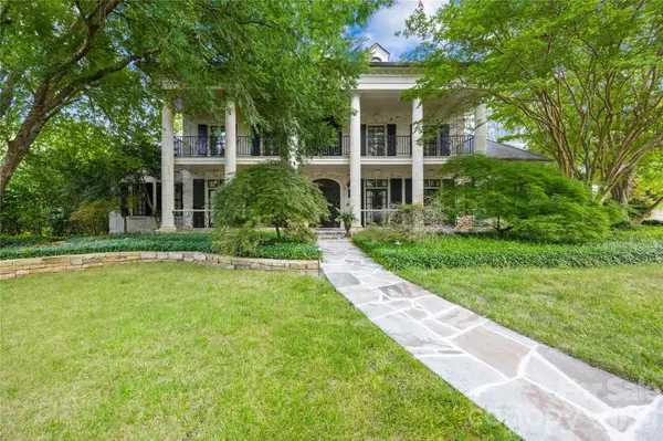 4523 Fox Brook LN, Charlotte, NC 28211