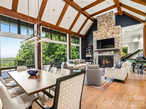 504 Hagen DR, Hendersonville, NC 28739