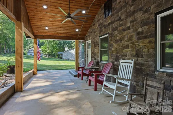 1367 Roundstone RD, Sherrills Ford, NC 28673