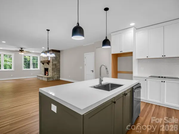 50 Stone Crest Mountain DR, Black Mountain, NC 28711