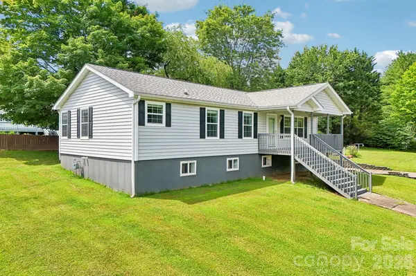 119 E Meadow LN, Horse Shoe, NC 28742