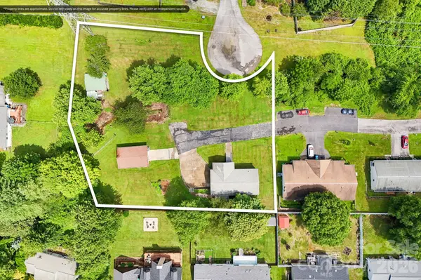 119 E Meadow LN, Horse Shoe, NC 28742