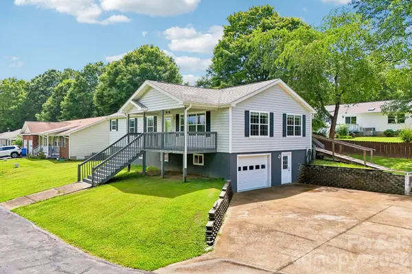 119 E Meadow LN, Horse Shoe, NC 28742