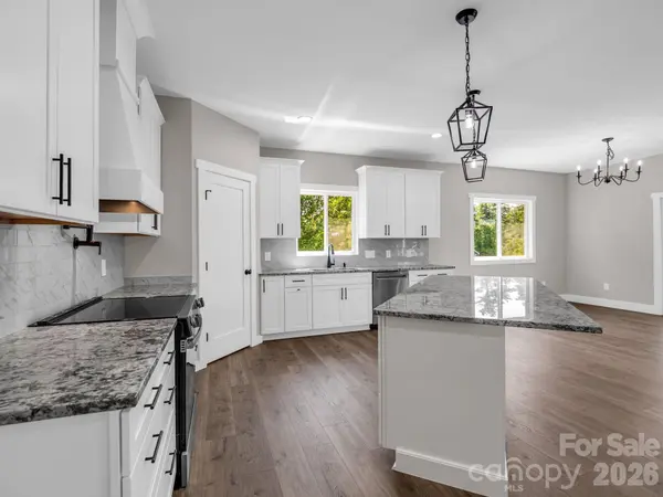 120 Grandview LN, Hendersonville, NC 28791