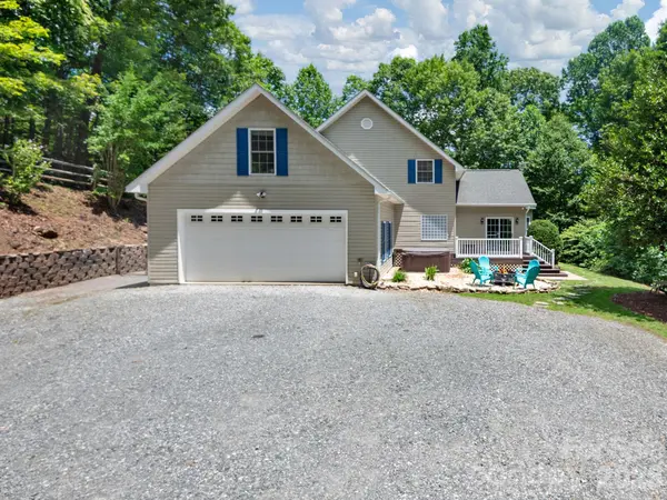 49 Indian Ridge TRL, Hendersonville, NC 28739