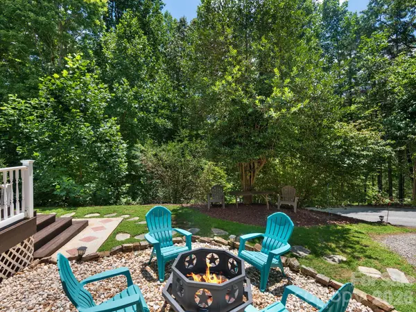 49 Indian Ridge TRL, Hendersonville, NC 28739