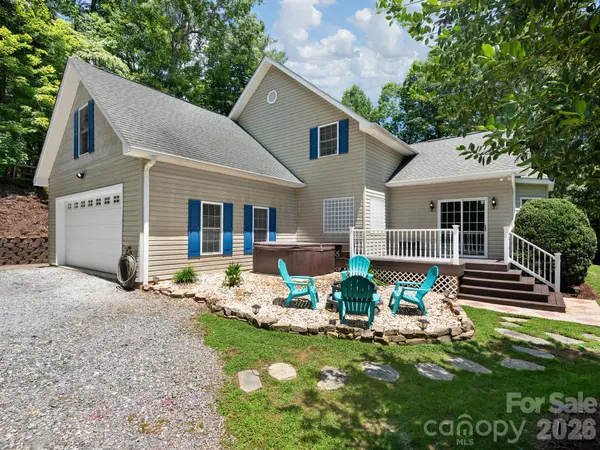 49 Indian Ridge TRL, Hendersonville, NC 28739